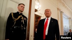 川普总统在白宫前往出席全国州长协会会议（资料照）