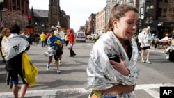 爆炸發生後，一名參加波士頓馬拉松的選手失聲痛哭。