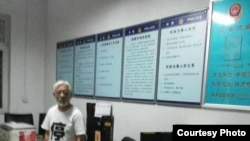 影像展主办者、电影基金创始人栗宪庭在派出所 （参与网图片）