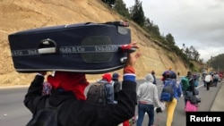 委内瑞拉人沿厄瓜多尔公路进入秘鲁 - 资料照片