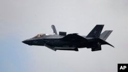 资料照片：美国海军陆战队的一架F-35B战斗机在新加坡航空展进行预演。(2022年2月13日) 
