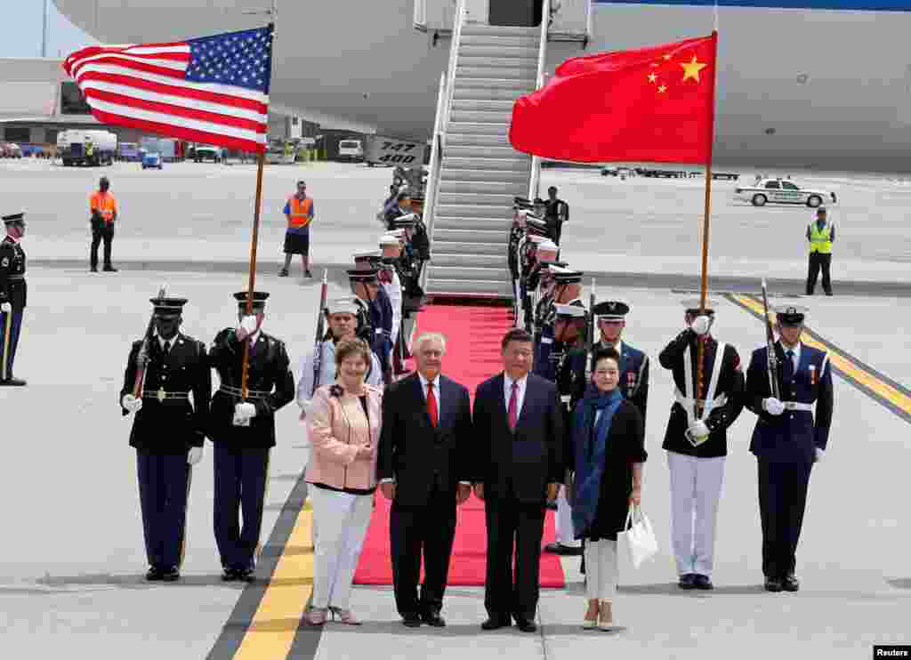 美國國務卿蒂勒森和夫人到機場歡迎中國主席習近平和夫人，歡迎規格很高（2017年4月6日）