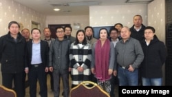 隋牧青吊照听证会到场围观声援的部分维权人士和律师，前排中间为余文生律师妻子许艳。（网络图片）