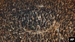 ９月７日数以万计的香港人在政府附近集会，反对国民教育课程