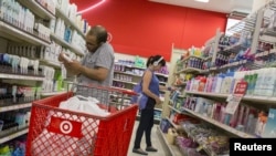 美國消費者在百貨商店塔基特採購（資料照片）