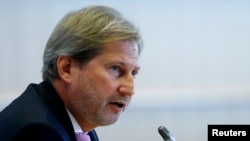 欧盟地区政策专员哈恩在欧洲议会外交事务委员会上发言 （资料照片）