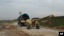 伊拉克庫爾德自由鬥士戰鬥人員將武器運送至辛賈爾山的戰鬥前線。