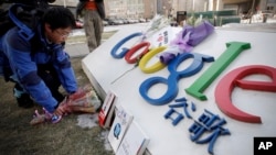 资料照：一名中国年轻人在北京的谷歌总部前献花。（2010年1月15日）