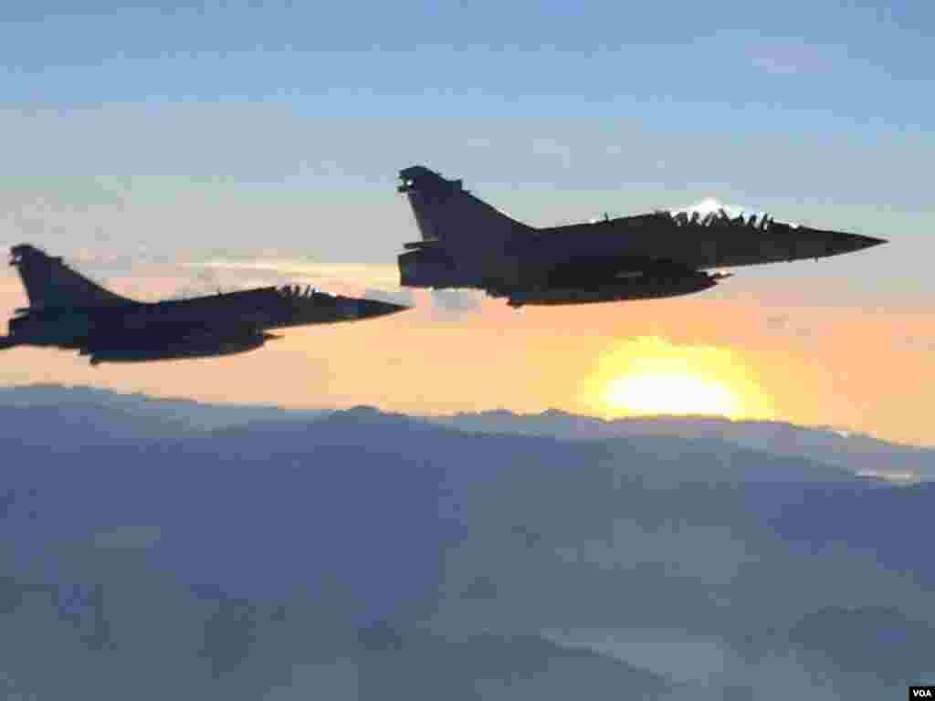 幻象2000飞行在侧 （美国之音记者李逸华拍摄）