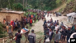 布亚新几内亚北部偏远村庄遭大规模山体滑坡夷为平地，据当地媒体报道造成超过300人和1100多间房屋被掩埋。（美联社）