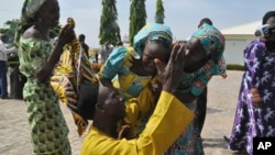 2017年被绑架后获释的女孩与家人团聚