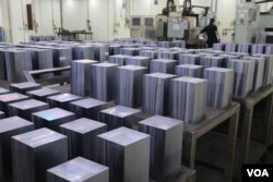 制造太阳能板的原材料矽（美国之音易林拍摄）