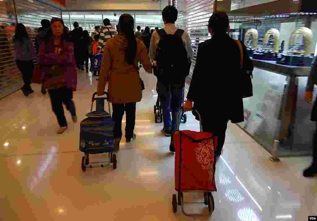 有中國自由行旅客拉著購物車逛商場。（美國之音湯惠芸攝）