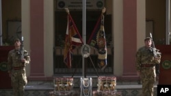 士兵在阿富汗喀布尔北约领导的坚定支持特派团总部站岗 （资料照片）