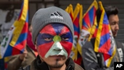 印度達蘭薩拉一名流亡藏人為紀念西藏暴動58週年紀念日將臉塗成西藏獨立旗子的顏色。 （2017年3月10日）