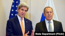 美国国务卿克里（左）与俄罗斯外长拉夫罗夫在日内瓦召开的一个记者会上回答问题。（2016年9月9日）