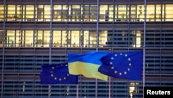 Архивное фото площади штаб-квартиры ЕС в Брюсселе. (REUTERS/Yves Herman)