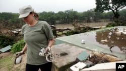 一名災民回家檢拾物件