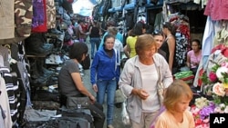 西伯利亚雅库特市的“中国市场”， 市场上的许多商贩都来自中国。