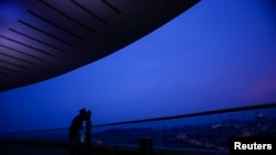 馬來西亞伊斯蘭當局的一名神職人員在吉隆坡郊外用望遠鏡觀看新月