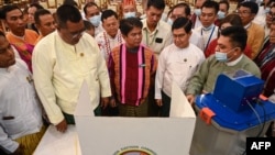 緬甸聯邦選舉委員會成員在仰光展示未來選舉中將使用的投票機。(法新社：2023年9月5日)