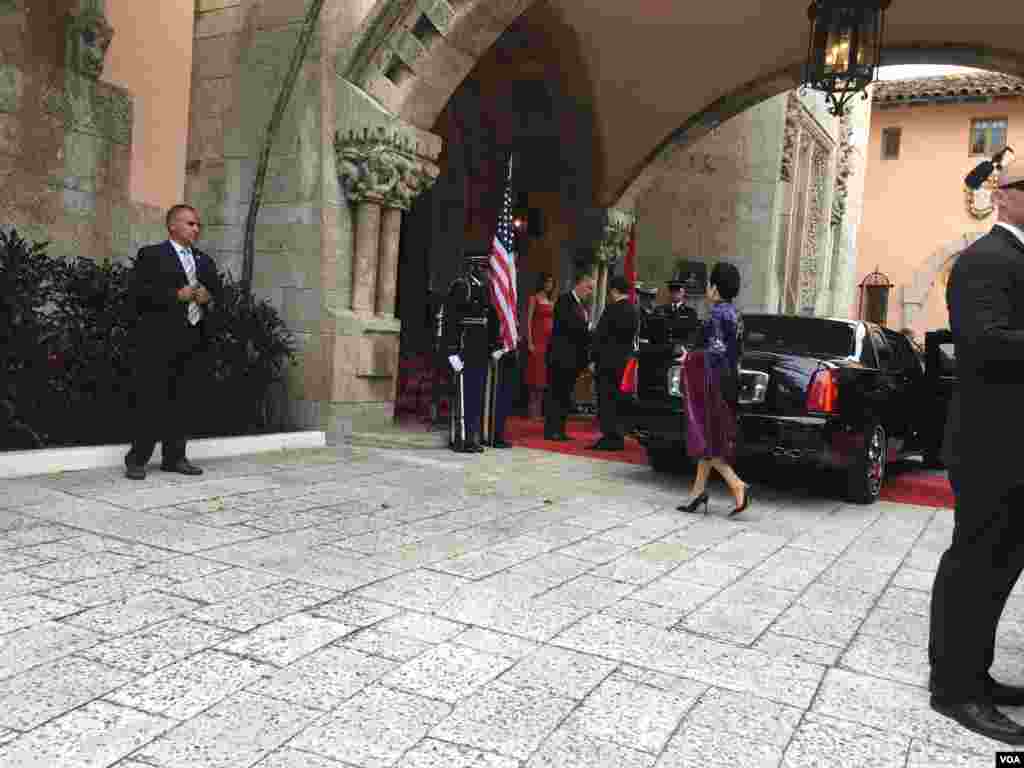 美國總統川普和夫人在佛羅里達州海湖莊園廳堂門口迎接中國國家主席習近平和夫人(2017年4月6日)