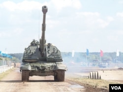 俄罗斯远东军演威慑邻国，今年俄罗斯武器出口展上的自走炮。（美国之音白桦拍摄）