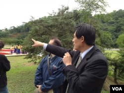 宜兰县政府秘书长陈鑫益在绿色博览会上向记者介绍情况 (美国之音木风拍摄)