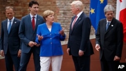 七國峰會領導人。左起：歐洲委員會主席讓-克洛德·容克，加拿大總理賈斯汀·特魯多，德國總理默克爾，美國總統川普，和意大利總理保羅·真蒂洛尼
