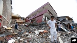 2016年4月17日厄瓜多尔佩德纳莱斯: 强震后在废墟里搜寻物品。