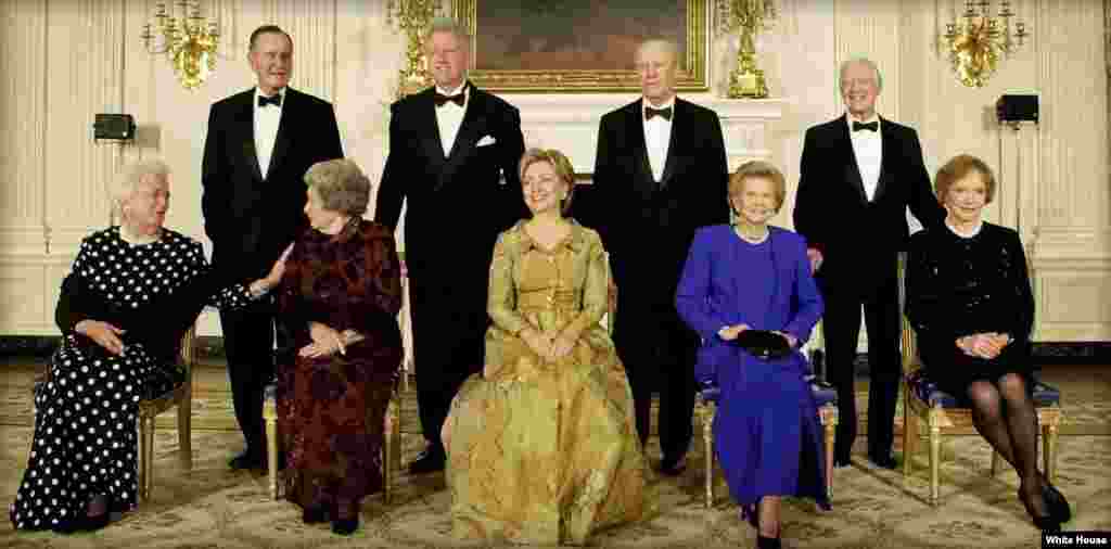 2000年11月9日，紀念白宮建立200週年的晚宴上，後排從左到右：前總統喬治&middot;H&middot;W&middot;布殊，克林頓總統，前總統傑拉爾德&middot;福特和前總統吉米&middot;卡特。他們各自的夫人和前總統約翰遜的夫人依次坐在前排，從左到右：芭芭拉&middot;布殊，伯德&middot;約翰遜，希拉里&middot;克林頓，貝蒂&middot;福特和羅莎琳&middot;卡特。
