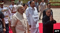 印度總統慕克吉(右)與總理莫迪(左)到達議會大樓