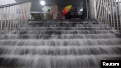 7月21号暴雨时北京一个地铁站出口的降雨积水情况