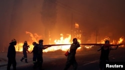 消防員正努力撲滅山火。