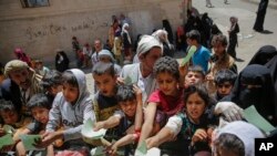 Lammiiwwan Yaman waraqaa (kaardii) eeyyama nyaata qarqaarssa qabachuu isaanii agarsiisu qabatanii dabaree eggatan, Sana'aa,Ebla 13, 2017. 