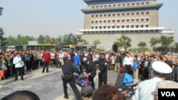 山东访民李玉10月3日在天安门广场南面的前门大街附近点燃鞭炮喊冤被警察和便衣人员拷走 （民生观察）