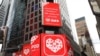 中国在线折扣公司拼多多(PDD)在美国纳斯达克(Nasdaq)上市后在纽约时报广场打出的广告。（2018年7月26日）