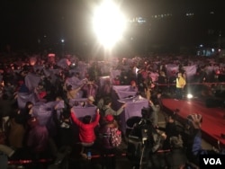 台湾新北市一年一度的平溪天灯节在元宵节举办了压轴场次。参加天灯施放的民众正在等待放灯号令（2016年2月22日，美国之音萧洵拍摄）