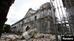 一座在地震過後被損毀的教堂