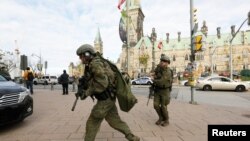 10月22日槍擊發生後加拿大皇家騎警在國會大廈外搜索疑兇