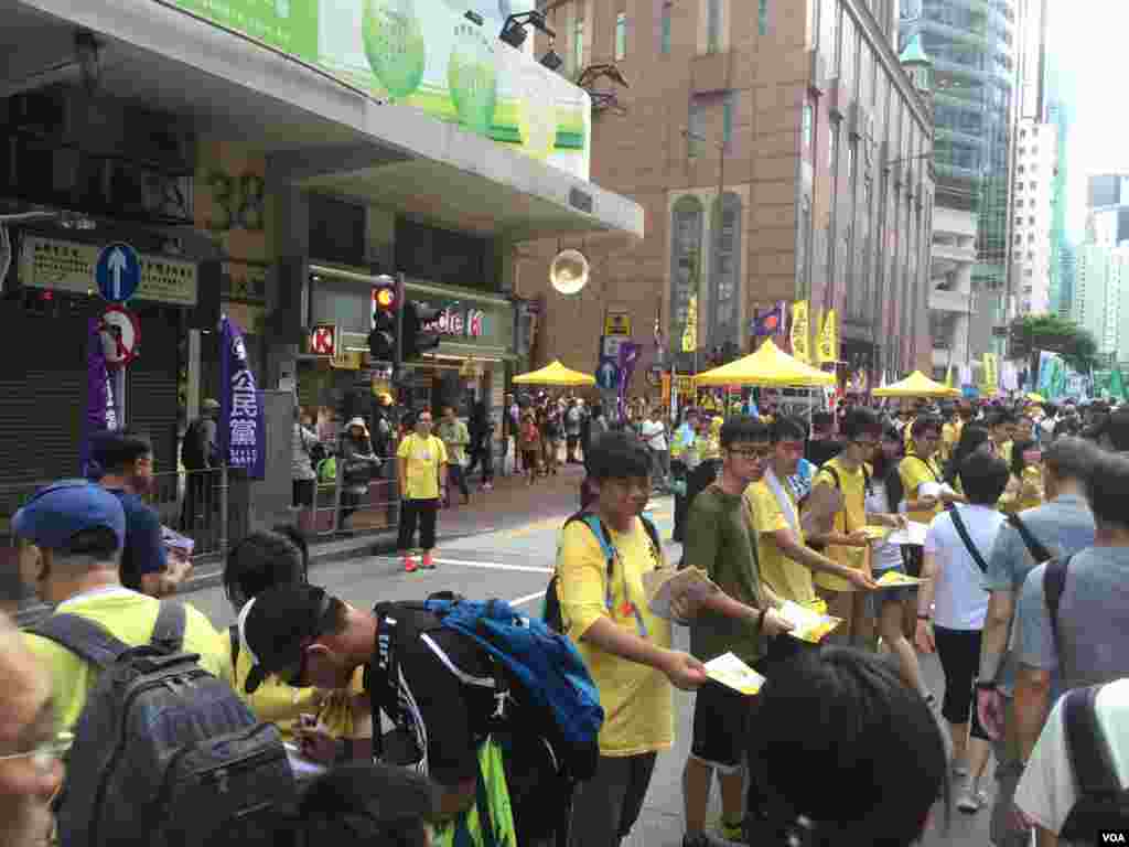 数万港人参加七一大游行誓言守护香港（美国之音海彦拍摄）