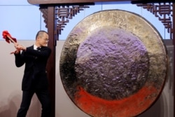 資料照：美團首席執行長王興在香港交易所為美團上市敲鐘。 （2018年9月20日）