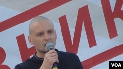 烏達里佐夫在2012年7月莫斯科市中心的一次反政府集會上發表講話 （美國之音白樺拍攝）