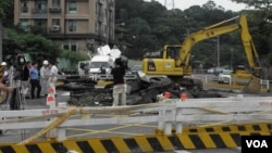 台北万芳路正在对下陷的道路进行修复