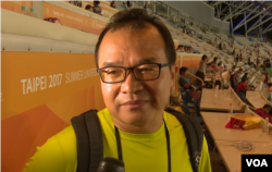 观众李信贤不认同暴力阻挠世大运开幕式 （美国之音黎堡拍摄）