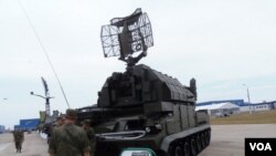 今年夏季莫斯科武器展上的道尔-M1防空导弹系统。（美国之音白桦拍摄）