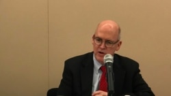 美国企业研究所战略研究员施米特2019年10月23日参加全球台湾研究中心应对中国锐实力座谈会(美国之音锺辰芳拍摄）