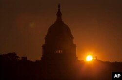 美国国会大厦日出。政府预算案能否很快在国会突破僵局，迎来黎明？