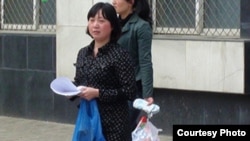 2012年4月14日成都独立候选人胡金琼走出拘留所(六四天网)