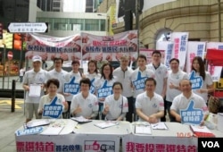 由建制派人士發起的「保普選反暴力」大聯盟，在全港各區設超過800個街站收集支持政改的簽名。(保普選反暴力大聯盟網上照片)